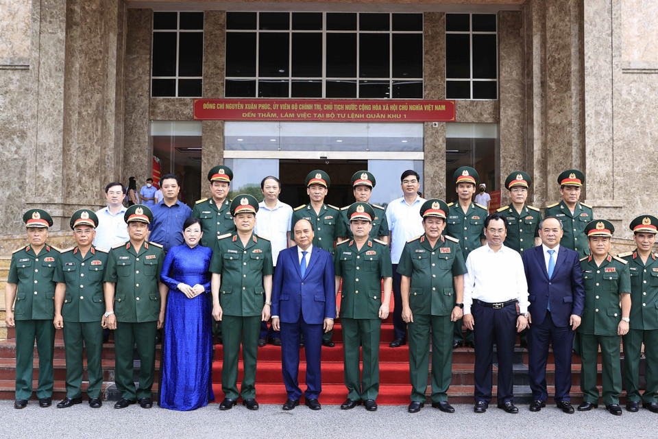 Chủ tịch nước Nguyễn Xuân Phúc chụp ảnh chung với lãnh đạo Bộ Tư lệnh Quân khu 1 và các đại biểu tham dự buổi làm việc. (Ảnh: Thống Nhất/TTXVN)