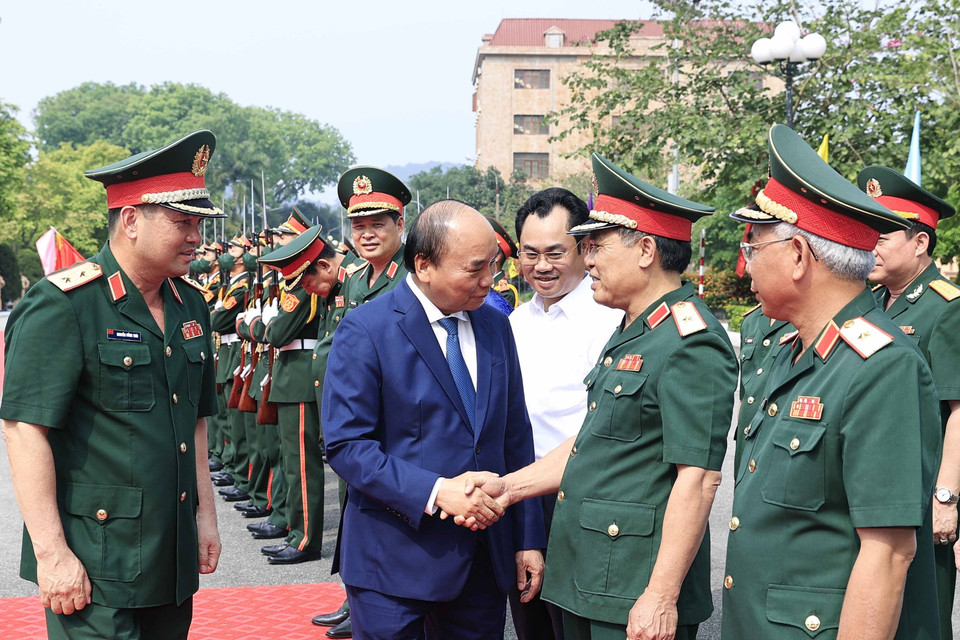 Chủ tịch nước Nguyễn Xuân Phúc đến thăm và làm việc tại Bộ Tư lệnh Quân khu 1, chiều 25/4/2022. (Ảnh: Thống Nhất/TTXVN)