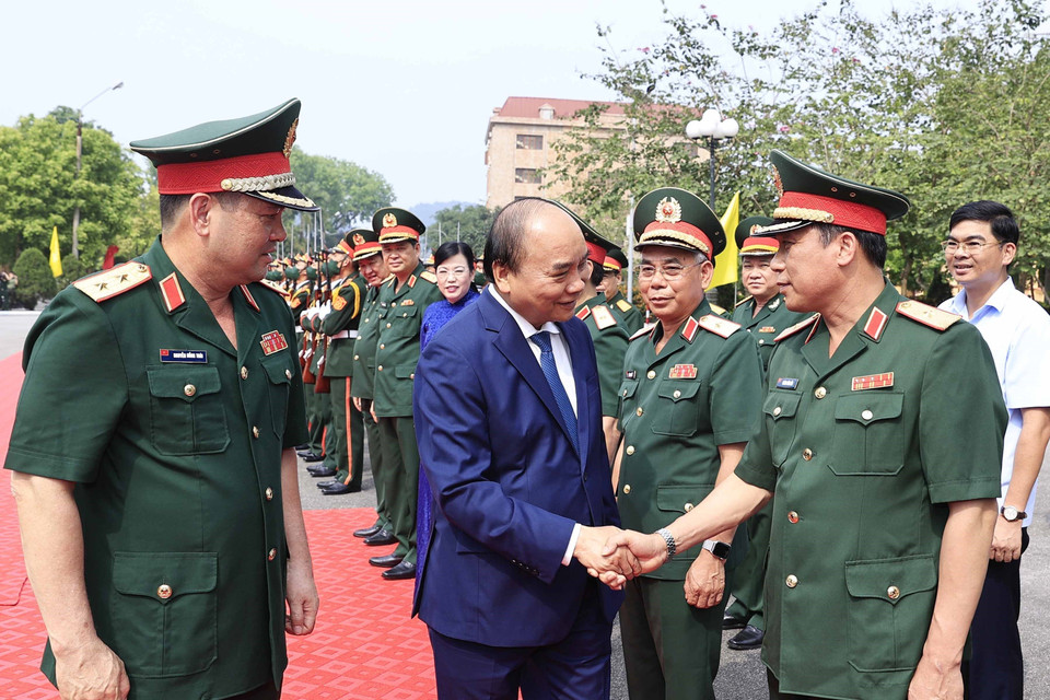 Chủ tịch nước với lãnh đạo, sỹ quan chỉ huy Bộ Tư lệnh Quân khu 1. (Ảnh: Thống Nhất/TTXVN)