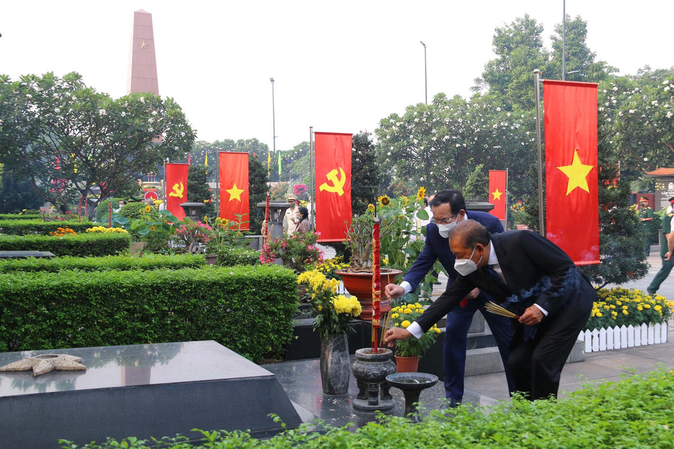 Các lãnh đạo Đảng, nguyên lãnh đạo Đảng và Nhà nước dâng hương tri ân tại Nghĩa trang Thành phố (Đồi Lạc Cảnh). (Ảnh: Thanh Vũ/TTXVN)