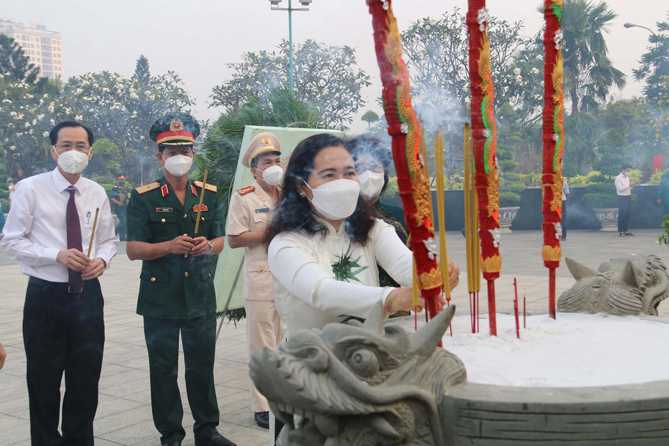 Chủ tịch Hội đồng Nhân dân Thành phố Hồ Chí Minh Nguyễn Thị Lệ dâng hương tri ân các Anh hùng liệt sỹ tại Nghĩa trang Liệt sỹ Thành phố Hồ Chí Minh (Đồi không tên). (Ảnh: Thanh Vũ/TTXVN)