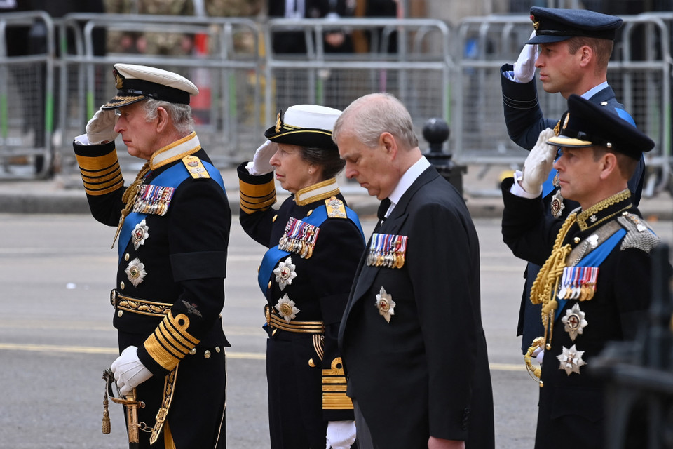 Vua Anh Charles III, Công chúa Anne, Hoàng tử Andrew, Hoàng tử William và Hoàng tử Edward theo sau linh cữu Nữ hoàng Anh Elizabeth II tới Tu viện Westminster (London), nơi lễ tang chính thức được cử hành, ngày 19/9/2022. Ảnh: AFP/TTXVN)