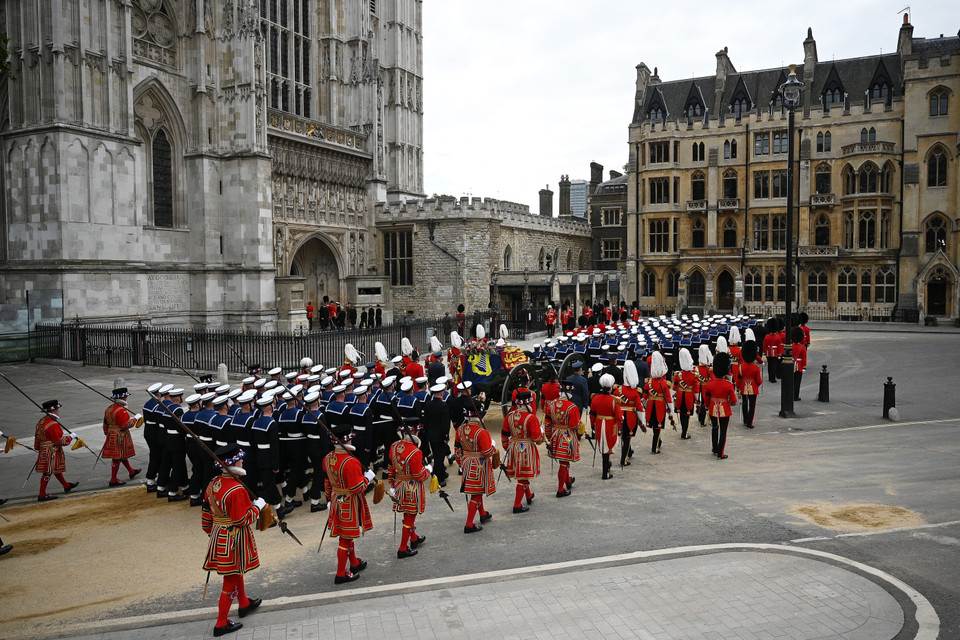 Sau lễ tang, linh cữu của Nữ hoàng được an táng bên cạnh chồng bà, Hoàng thân Philip, tại Nhà nguyện St George ở lâu đài Windsor. (Ảnh: AFP/TTXVN)