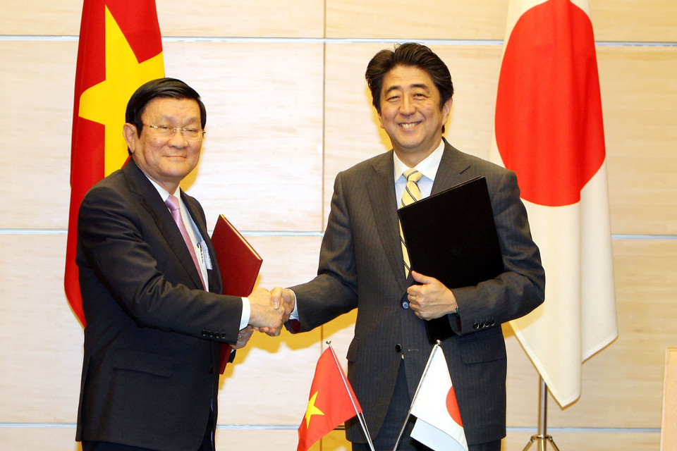 Chủ tịch nước Trương Tấn Sang và Thủ tướng Abe Shinzo Abe ký Tuyên bố chung Việt Nam-Nhật Bản, trong chuyến thăm chính thức cấp Nhà nước Nhật Bản, từ 16-19/3/2014. (Ảnh: Nguyễn Khang/TTXVN)