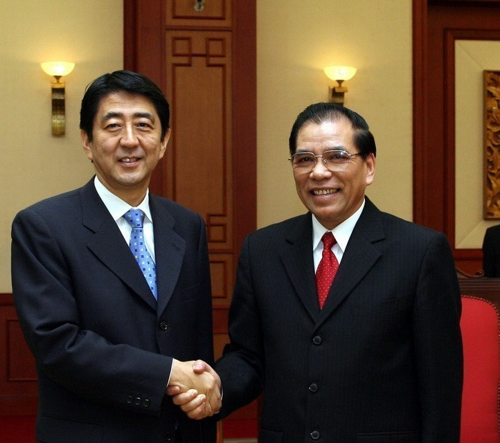 Thủ tướng Abe Shinzo đến chào Tổng Bí thư Nông Đức Mạnh trong chuyến thăm chính thức Việt Nam (Hà Nội, 20/11/2006). (Ảnh: TTXVN)