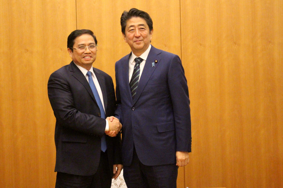 Thủ tướng Abe Shinzo tiếp ông Phạm Minh Chính, Ủy viên Bộ Chính trị, Bí thư Trung ương Đảng, Trưởng Ban Tổ chức Trung ương, Chủ tịch Nhóm nghị sỹ hữu nghị Việt Nam-Nhật Bản thăm, làm việc tại Nhật Bản (Tokyo, 30/11/2016). (Ảnh: Thành Hữu/TTXVN)