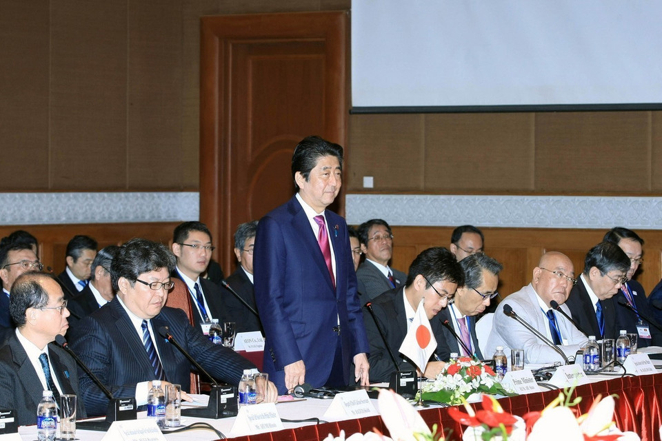 Thủ tướng Abe Shinzo phát biểu tại Tọa đàm doanh nghiệp Việt Nam-Nhật Bản, trong chuyến thăm chính thức Việt Nam (Hà Nội, 17/1/2017). (Ảnh: Phạm Kiên/TTXVN)