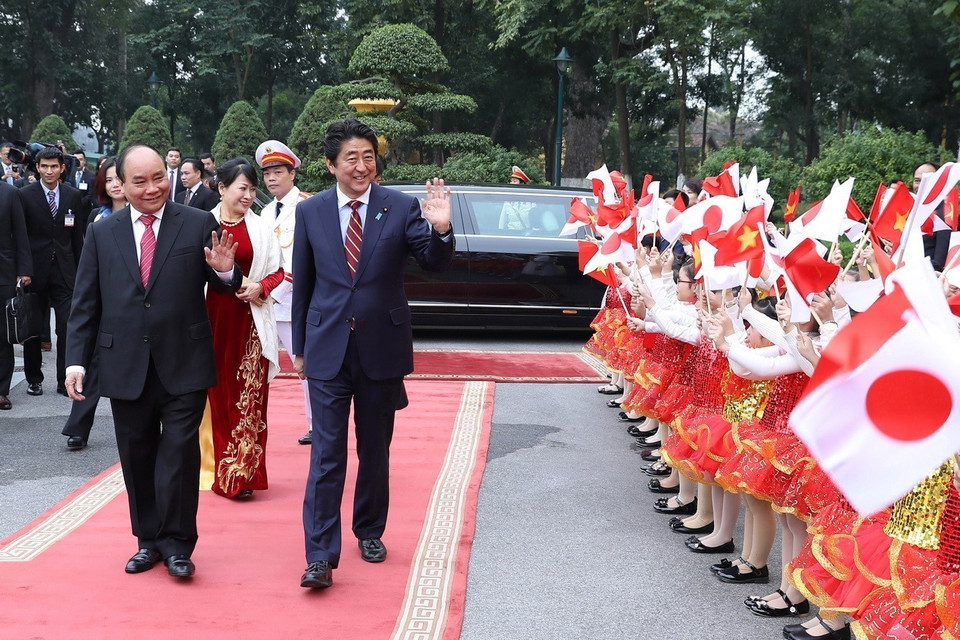 Thủ tướng Nguyễn Xuân Phúc chủ trì Lễ đón Thủ tướng Abe Shinzo thăm chính thức Việt Nam (16-17/1/2017). (Ảnh: Thống Nhất/TTXVN)