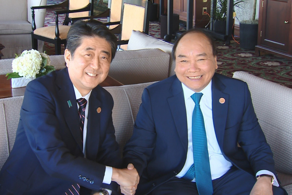 Thủ tướng Abe Shinzo gặp Thủ tướng Nguyễn Xuân Phúc tại Hội nghị Thượng đỉnh Nhóm các nước công nghiệp phát triển hàng đầu thế giới (G7) mở rộng ở Canada (9/6/2018). (Ảnh: TTXVN)