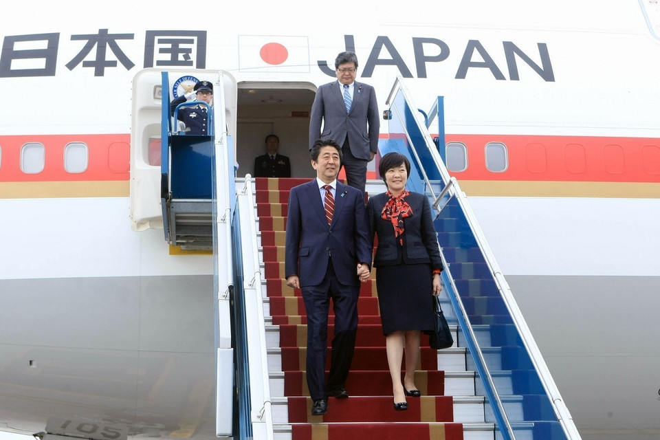 Thủ tướng Abe Shinzo và phu nhân đến Hà Nội, chiều 16/1/2017, mở đầu chuyến thăm chính thức Việt Nam (16-17/1/2017). (Ảnh: Phạm Kiên/TTXVN)