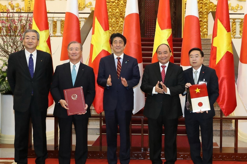 Thủ tướng Abe Shinzo và Thủ tướng Nguyễn Xuân Phúc chứng kiến việc trao đổi Thỏa thuận cổ đông chiến lược giữa Tập đoàn Dệt may Việt Nam và Công ty Itochu, trong chuyến thăm chính thức Việt Nam (Hà Nội, 16/1/2017). (Ảnh: Thống Nhất/TTXVN)