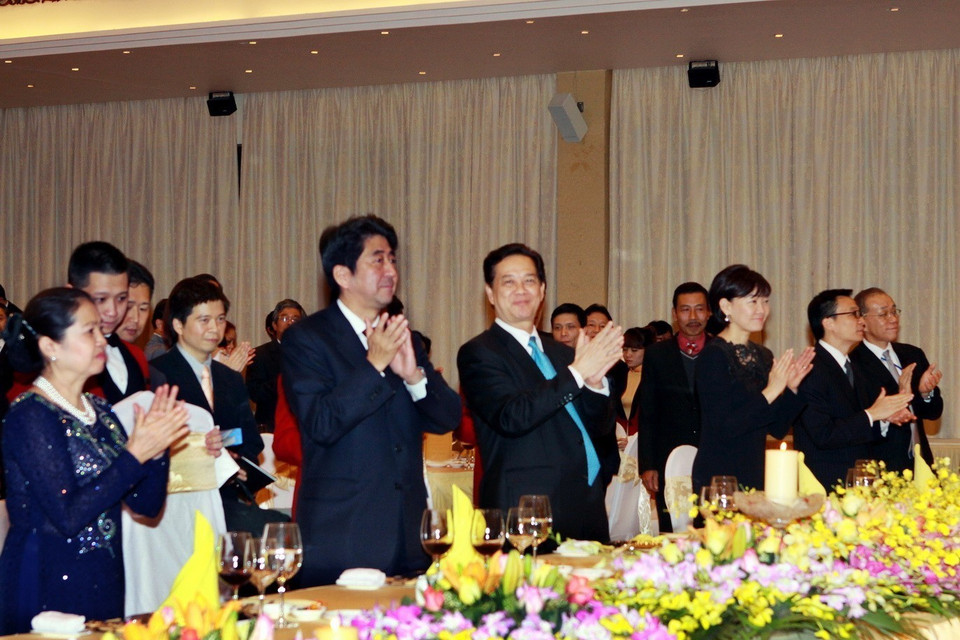 Tối 16/1/2013, Thủ tướng Nguyễn Tấn Dũng và Phu nhân tổ chức chiêu đãi trọng thể Thủ tướng Abe Shinzo và Phu nhân thăm chính thức Việt Nam. (Ảnh: Nguyễn Dân/TTXVN)