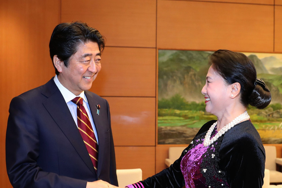 Chiều 16/1/2017, Chủ tịch Quốc hội Nguyễn Thị Kim Ngân hội kiến Thủ tướng Abe Shinzo thăm chính thức Việt Nam. (Ảnh: Trọng Đức/TTXVN)
