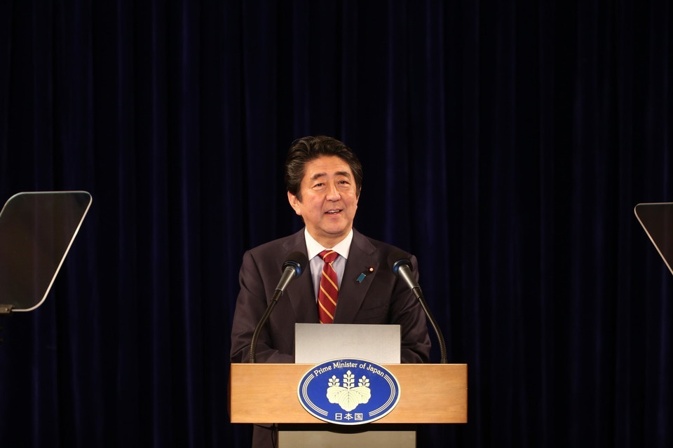 Thủ tướng Abe Shinzo phát biểu tại buổi họp báo với báo chí Việt Nam và Nhật Bản về kết quả chuyến thăm chính thức Việt Nam (Hà Nội, 16/1/2017). (Ảnh: Phạm Kiên/TTXVN)