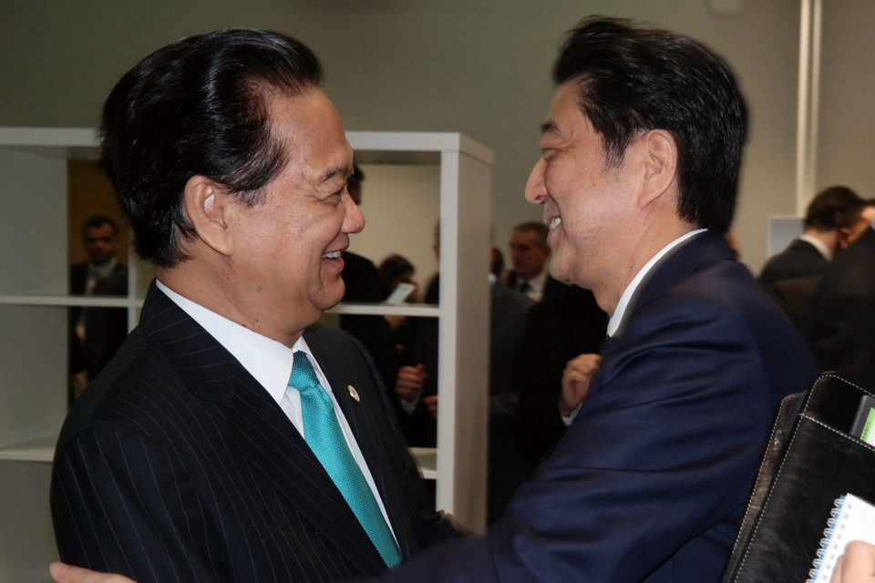 Bên lề Hội nghị lần thứ 21 Công ước khung của Liên hợp quốc về Biến đổi khí hậu (COP21) ở Paris, ngày 1/12/2015, Thủ tướng Nguyễn Tấn Dũng gặp Thủ tướng Abe Shinzo. (Ảnh: TTXVN phát)