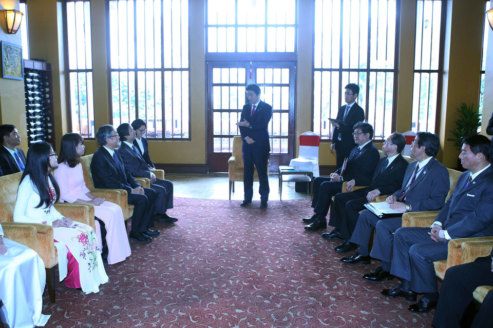 Trong chương trình thăm chính thức Việt Nam, sáng 17/1/2017, Thủ tướng Abe Shinzo gặp gỡ, nói chuyện với Ban lãnh đạo và một số cán bộ, sinh viên của trường Đại học Việt-Nhật. (Ảnh: Phạm Kiên/TTXVN)