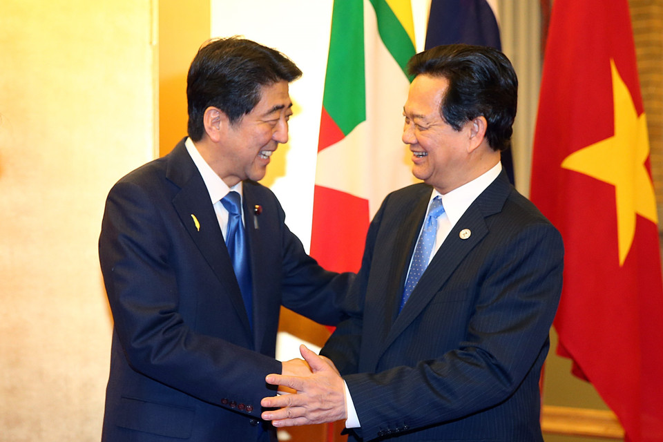 Thủ tướng Abe Shinzo đón Thủ tướng Nguyễn Tấn Dũng tới dự chiêu đãi trong khuôn khổ Hội nghị cấp cao Mekong-Nhật Bản lần thứ 7 (Tokyo, 3/7/2015). (Ảnh: Đức Tám/TTXVN)