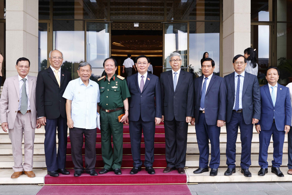 Chủ tịch Quốc hội Vương Đình Huệ với các đại biểu. (Ảnh: Doãn Tấn/TTXVN)