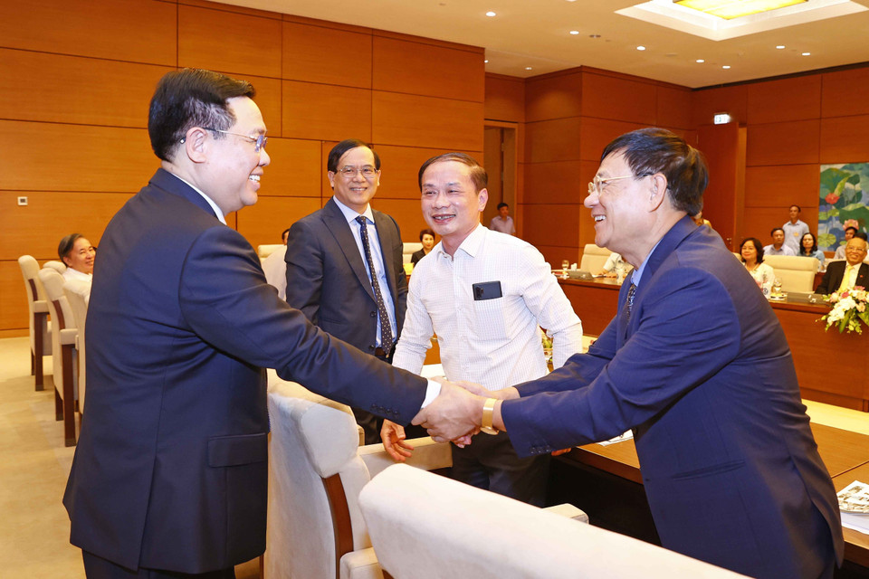 Chủ tịch Quốc hội với đại biểu. (Ảnh: Doãn Tấn/TTXVN)