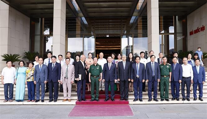 Chiều 2/8/2022, tại Nhà Quốc hội, Chủ tịch Quốc hội Vương Đình Huệ tiếp Câu lạc bộ Kinh tế, Văn hoá và Du lịch. (Ảnh: Doãn Tấn/TTXVN)