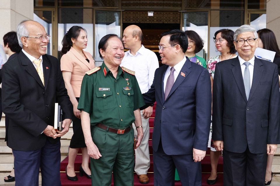 Chủ tịch Quốc hội Vương Đình Huệ với các đại biểu Câu lạc bộ Kinh tế, Văn hoá và Du lịch. (Ảnh: Doãn Tấn/TTXVN)