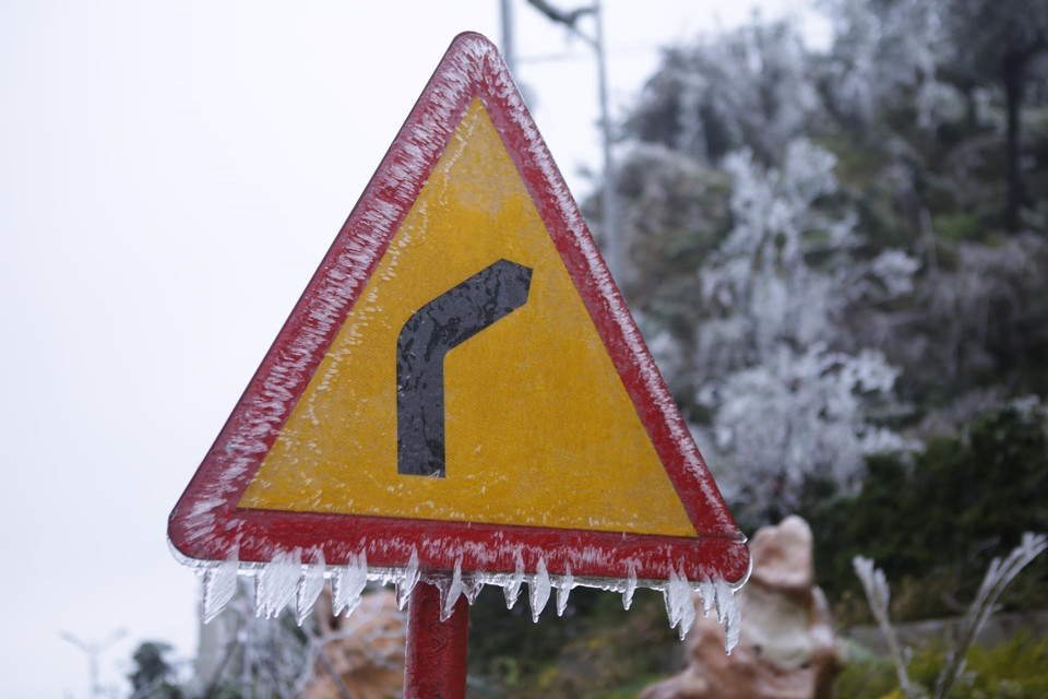 Bảng chỉ dẫn giao thông khu vực Đèo Ô Quý Hồ cũng được bao phủ một lớp băng. (Ảnh: Quý Trung/TTXVN)