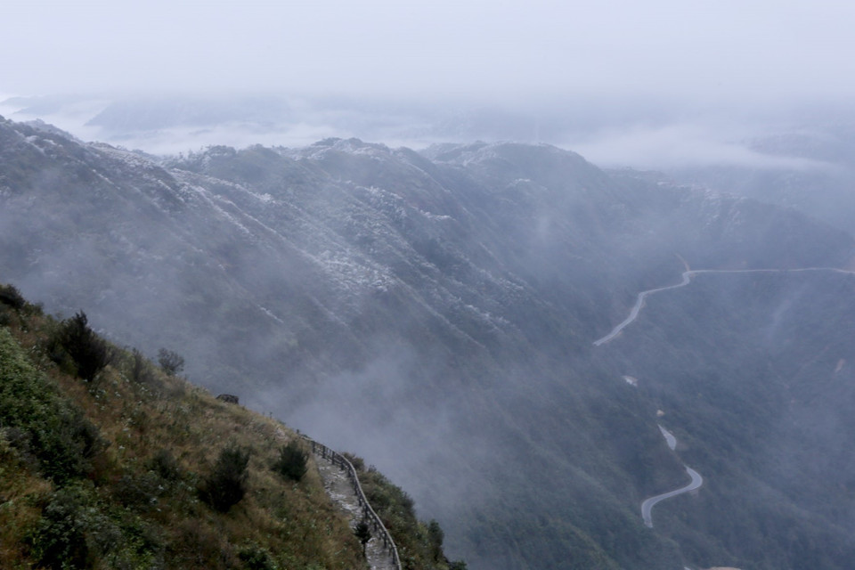 Dãy Hoàng Liên Sơn khu vực Đèo Ô Quý Hồ bị băng giá phủ trắng kéo dài. (Ảnh: Quý Trung/TTXVN)