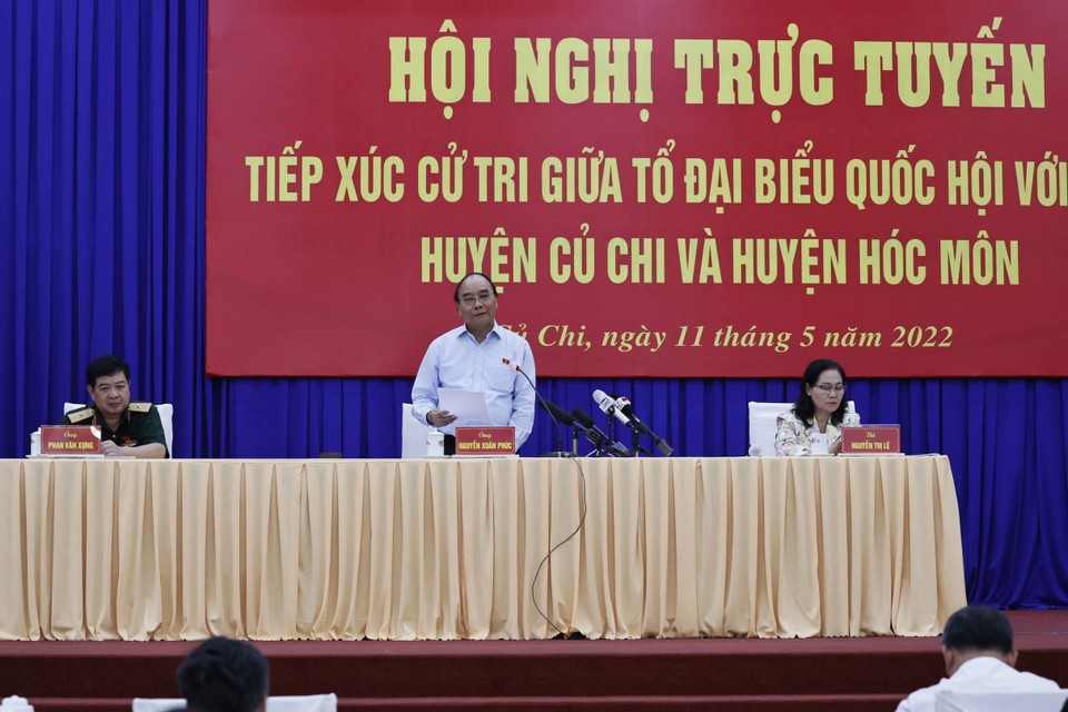 Ngay tại hội nghị, Chủ tịch nước Nguyễn Xuân Phúc đã yêu cầu lãnh đạo các địa phương và Thành phố Hồ Chí Minh trực tiếp giải đáp các vấn đề cử tri nêu ra. (Ảnh: Thống Nhất/TTXVN)