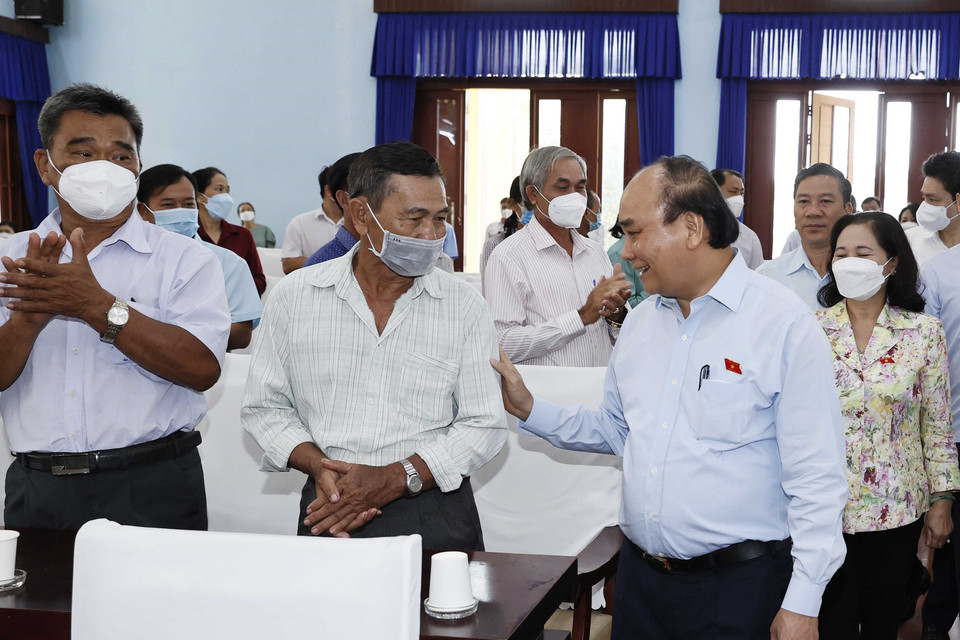 Chủ tịch nước Nguyễn Xuân Phúc với cử tri tham dự hội nghị. (Ảnh: Thống Nhất/TTXVN)