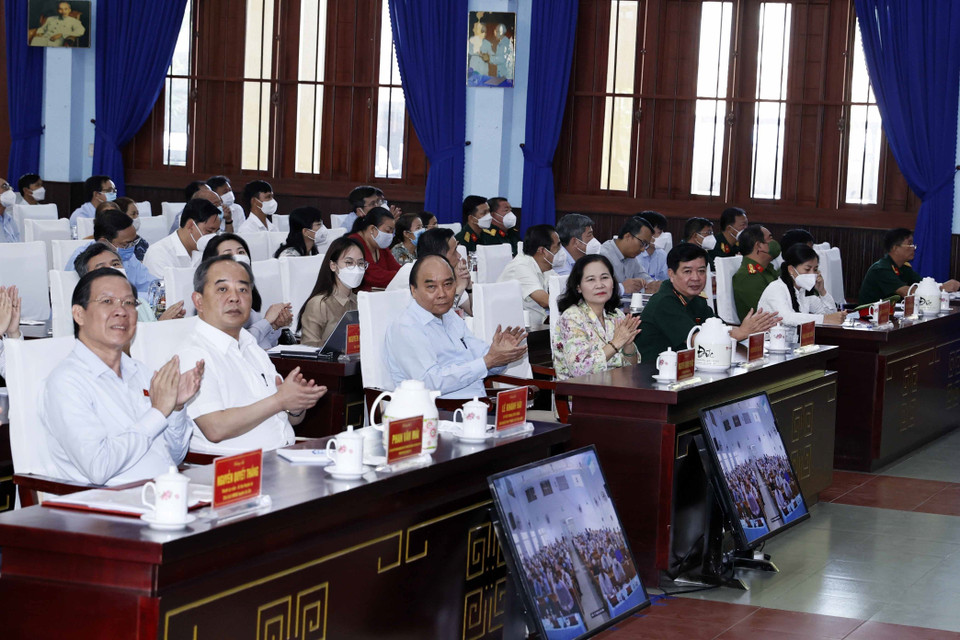 Chủ tịch nước Nguyễn Xuân Phúc dự hội nghị tiếp xúc cử trị. (Ảnh: Thống Nhất/TTXVN)