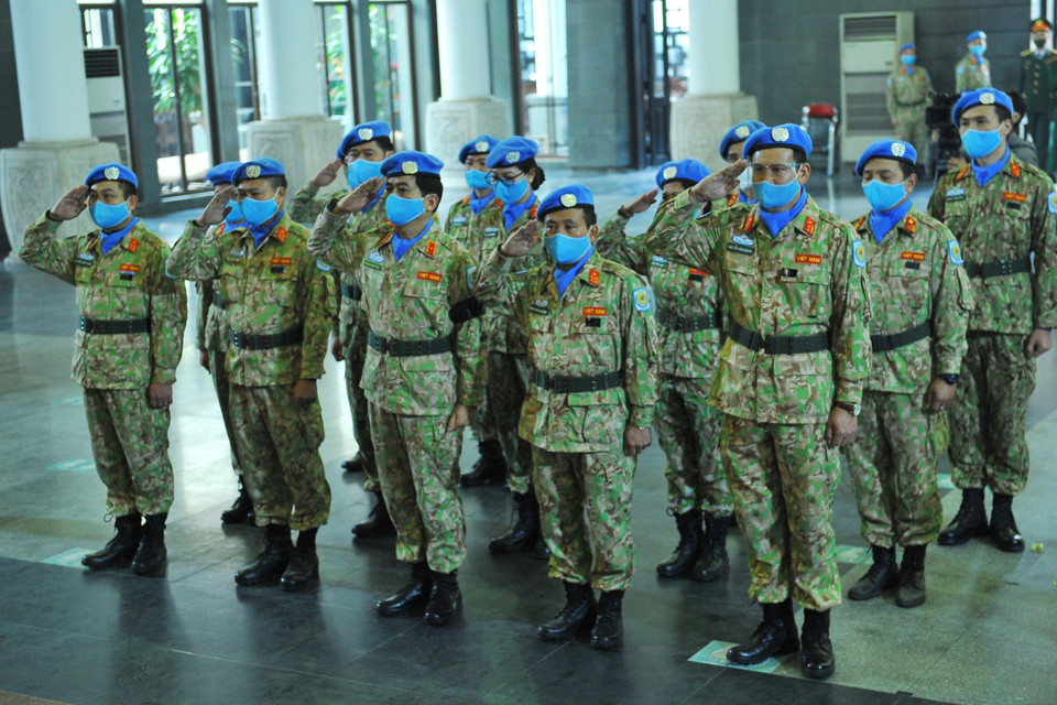 Cán bộ, nhân viên Cục gìn giữ hòa bình Việt Nam viếng liệt sỹ, Trung tá Đỗ Anh. (Ảnh: Minh Đức/TTXVN)