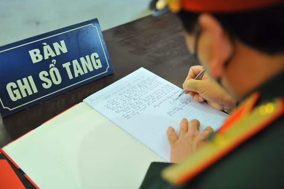 Những dòng lưu bút chan chứa tình cảm xúc động dành cho liệt sỹ, Trung tá Đỗ Anh. (Ảnh: Minh Đức/TTXVN)