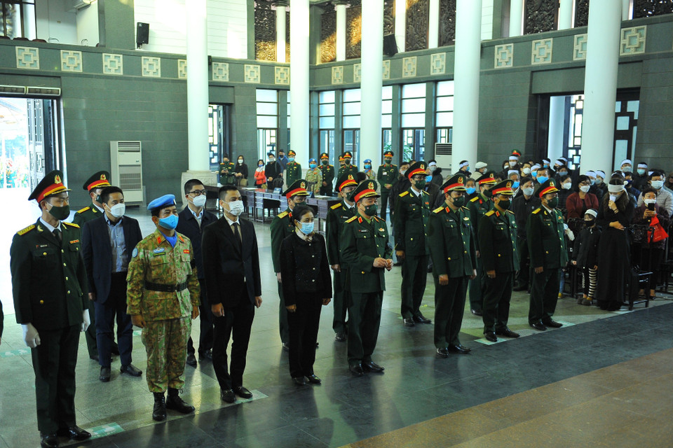 Thượng tướng Hoàng Xuân Chiến, Thứ trưởng Bộ Quốc phòng dẫn đầu Đoàn đại biểu Bộ Quốc phòng viếng liệt sỹ, Trung tá Đỗ Anh. (Ảnh: Minh Đức/TTXVN)