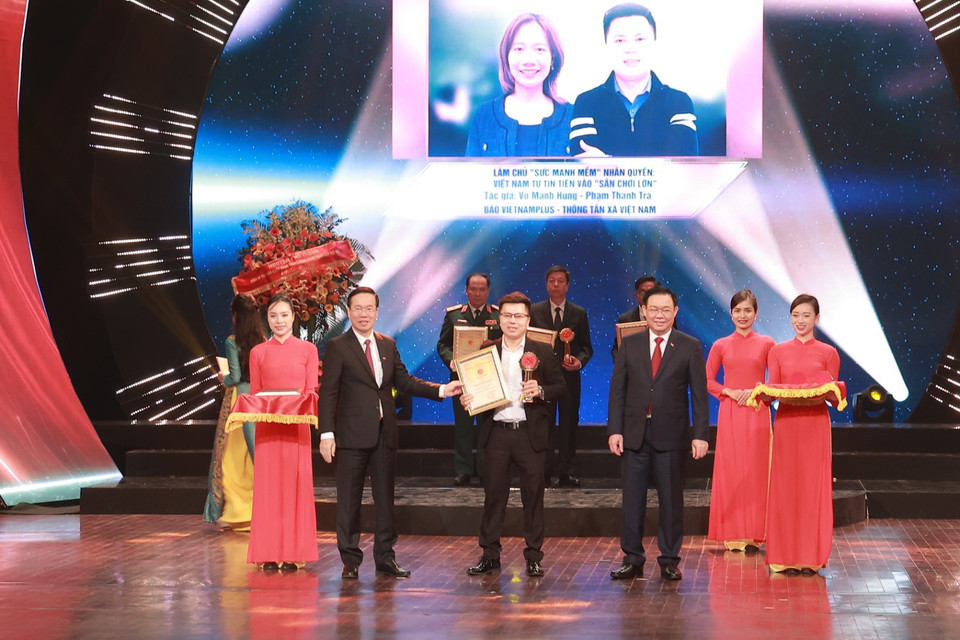 Phóng viên Võ Mạnh Hùng đại diện nhóm tác giả Báo Điện tử VietnamPlus nhận Giải A cho loạt bài Làm chủ 'sức mạnh mềm' nhân quyền: Việt Nam tự tin tiến vào 'sân chơi lớn'. (Ảnh: Hiếu Hoàng/Vietnam+)