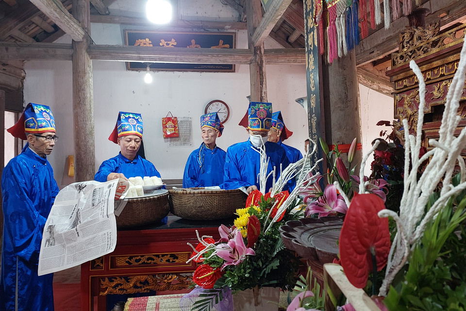 Các cụ cao niên chuẩn bị mâm lễ vật. (Ảnh: Minh Thu/Vietnam+)