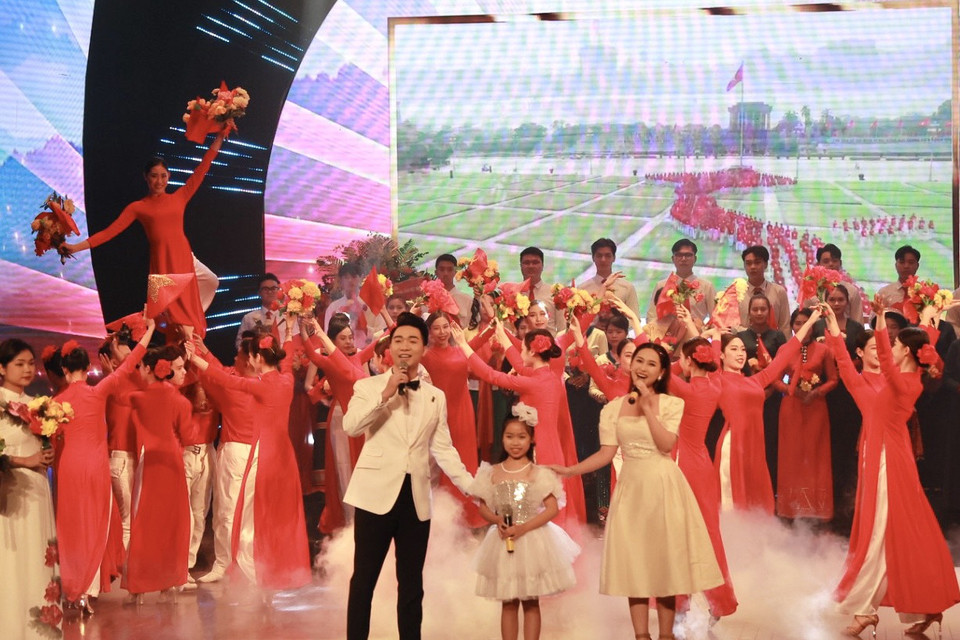 Tiết mục văn nghệ chào mừng. (Ảnh: Hiếu Hoàng/Vietnam+)