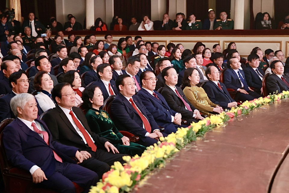 Các vị lãnh đạo Đảng, Nhà nước, bộ, ban, ngành tham dự lễ trao giải. Cơ quan Thường trực giải (Tạp chí Xây dựng Đảng) đã nhận được tổng số 2.031 tác phẩm, trong đó có 697 tác phẩm báo in, 454 tác phẩm báo điện tử, 529 tác phẩm truyền hình, 293 tác phẩm phát thanh và 58 tác phẩm ảnh báo chí. (Ảnh: Hiếu Hoàng/Vietnam+)