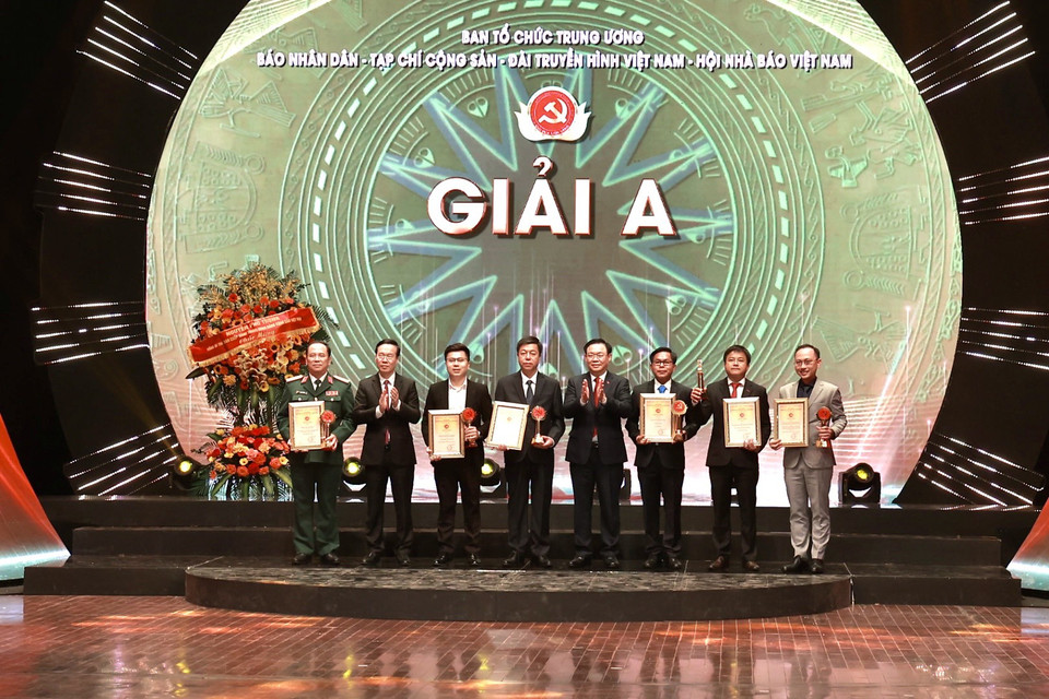 Đại diện 6 nhóm tác giả nhận Giải A. (Ảnh: Hiếu Hoàng/Vietnam+)