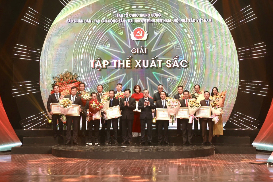 Ban tổ chức khen thưởng 15 đơn vị là ban tuyên giáo, ban tổ chức cấp ủy và cơ quan báo chí, hội nhà báo có thành tích xuất sắc trong việc tổ chức, tuyên truyền, hưởng ứng Giải Búa liềm Vàng. (Ảnh: Hiếu Hoàng/Vietnam+)