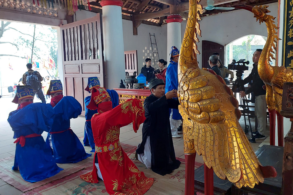 Lễ “Khẩn tấu” do ông Tiên Chỉ đọc mong cuộc sống an bình cho mọi người, sau đó là lễ dâng xôi gà, bánh chưng, bánh dày lên các bậc thánh hiền. Sau ba tuần rượu tế là đến lễ kéo quân.(Ảnh: Minh Thu/Vietnam+)