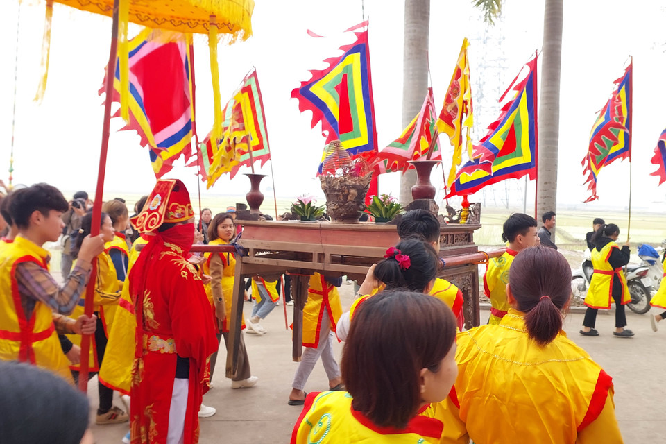 Lễ kéo quân được chia thành hai đoàn, mỗi đoàn có nhiều người tham gia. Đi đầu mỗi đoàn là ông trưởng lão râu tóc bạc phơ, mình mặc áo vàng, đầu chít khăn đỏ, tay cầm cờ nheo miệng hô vang, biểu thị sự oai phong của đoàn quân. Tiếp đó là đội trống cái, trống con gõ theo nhịp phách. Đoàn binh sỹ nam có, nữ có mình mặc áo vàng, tay cầm long đao cờ suý. (Ảnh: Minh Thu/Vietnam+)