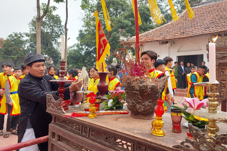 Sau lễ rước kiệu và kéo quân là phần tế lễ. Tham gia tế lễ là ông Tiên Chỉ và các bậc lão trong làng. Người đọc văn tế là ông bàn thượng, nội dung các bản văn tế được viết trong các sắc phong. (Ảnh: Minh Thu/Vietnam+)