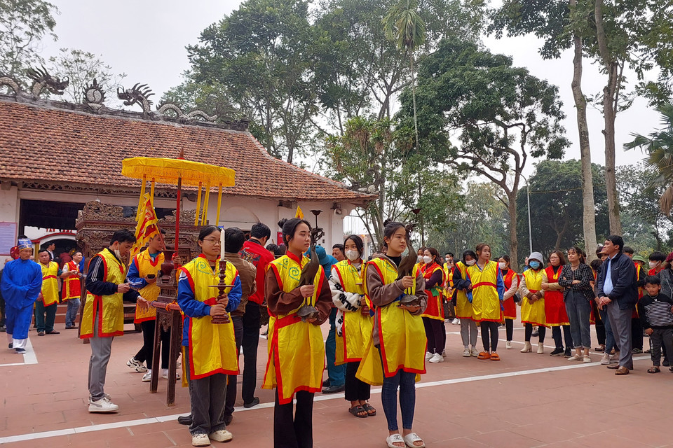 Để phát huy giá trị truyền thống, tinh thần thượng võ, Ban tổ chức và cấp có thẩm quyền cần phải nghiêm túc bàn bạc, có phương án tuyên truyền, vận động nhân dân và du khách chấp hành tốt các quy định; tổ chức lễ hội thật chặt chẽ, bảo đảm ngăn ngừa hành vi phản cảm đồng thời phát huy, lan tỏa giá trị độc đáo. (Ảnh: Minh Thu/Vietnam+) 