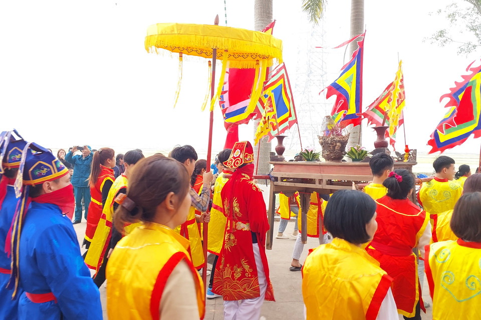 Lễ kéo quân được diễn đi diễn lại ba vòng rồi lại tề tựu giữa sân đền cùng hò reo vui mừng chiến thắng. Lễ kéo quân kết thúc cũng là lúc bắt đầu lễ ném Phết. (Ảnh: Minh Thu/Vietnam+)