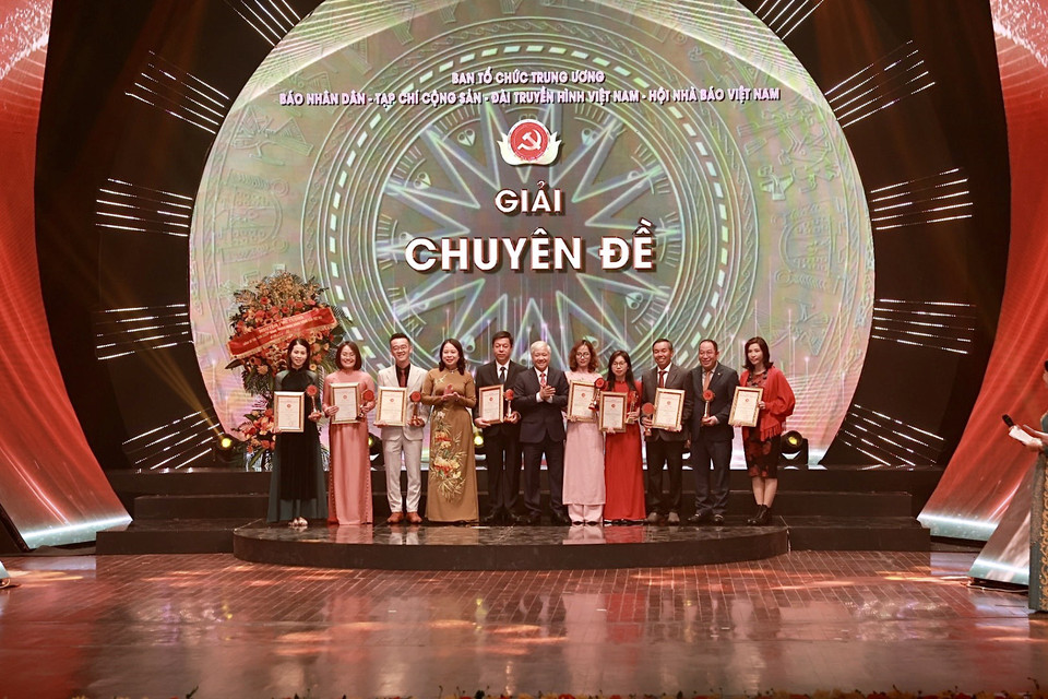 Ban Tổ chức trao 8 Giải Chuyên đề gồm: Giải tác phẩm xuất sắc về tổ chức thực hiện Nghị quyết Đại hội Đảng; Giải Tác phẩm xuất sắc về đổi mới, nâng cao chất lượng công tác giáo dục chính trị, tư tưởng; Giải Tác phẩm xuất sắc về đổi mới phương thức lãnh đạo, cầm quyền của Đảng; Giải Tác phẩm xuất sắc phát triển lý luận về xây dựng Đảng; Giải Tác phẩm xuất sắc về bảo vệ nền tảng tư tưởng của Đảng; Giải Tác phẩm xuất sắc về đấu tranh chống “diễn biến hòa bình”; Giải Tác phẩm xuất sắc về phát hiện tấm gương tiêu biểu trong học tập và làm theo tư tưởng, đạo đức, phong cách Hồ Chí Minh; Giải Tác phẩm xuất sắc của tác giả là người Việt Nam ở nước ngoài. (Ảnh: Hiếu Hoàng/Vietnam+)