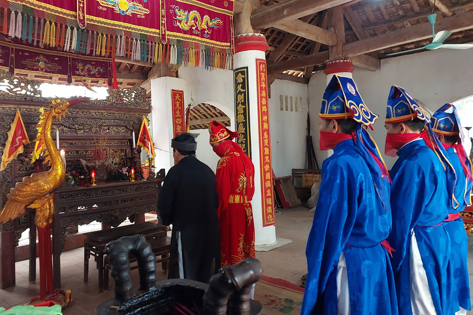 Các cụ trong Ban hành lễ thắp hương trong đình. (Ảnh: Minh Thu/Vietnam+)