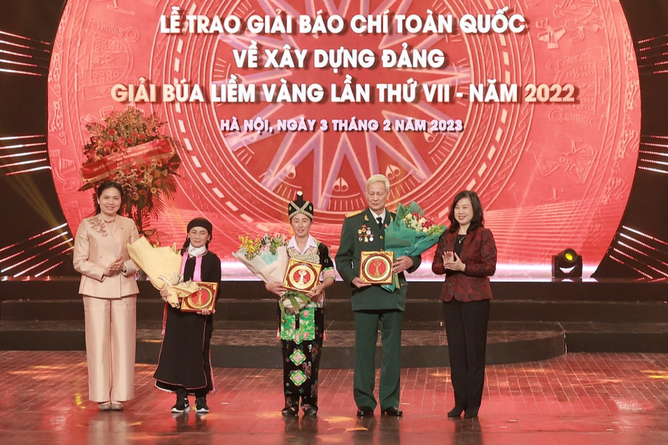 Ban Tổ chức trao giải thưởng cho các Đảng viên tiêu biểu, là nhân vật trong các tác phẩm đoạt giải. (Ảnh: Hiếu Hoàng/Vietnam+)