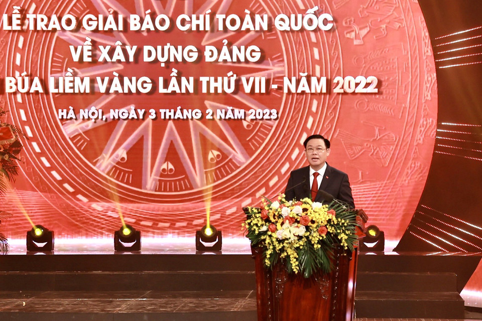 Chủ tịch Quốc hội Vương Đình Huệ phát biểu tại lễ trao giải, đánh giá các tác phẩm tham dự Giải Búa liềm Vàng năm nay tiếp tục phong phú về chủ đề, thể loại và phủ khắp tất cả các tỉnh, thành phố trong cả nước. Hầu hết các tác phẩm đã bám sát các vấn đề nóng, các sự kiện nổi bật, nhiệm vụ trọng tâm của hệ thống chính trị và đất nước. (Ảnh: Hiếu Hoàng/Vietnam+)