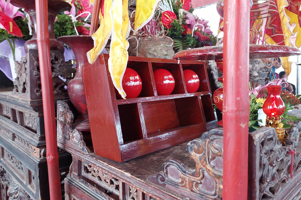 Tương truyền, để rèn luyện quân sỹ, bà nghĩ ra việc đẽo gốc tre thành hình tròn (quả to gọi là Phết, nhỏ hơn gọi là quả Chúi) chia quân để đánh Phết - nghĩa là hai bên tìm cách đưa được quả Phết ra khỏi phạm vi quy định. (Ảnh: Minh Thu/Vietnam+)