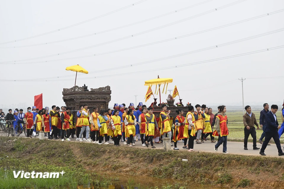 Chiều 12 tháng Giêng năm Quý Mão (tức ngày 1/2/2023), Hội Phết Hiền Quan 2023 đã khai màn với việc tổ chức trang trọng các nghi lễ truyền thống, thu hút đông đảo nhân dân xã Hiền Quan (huyện Tam Nông, tỉnh Phú Thọ) và du khách thập phương. (Ảnh: Minh Thu/Vietnam+)